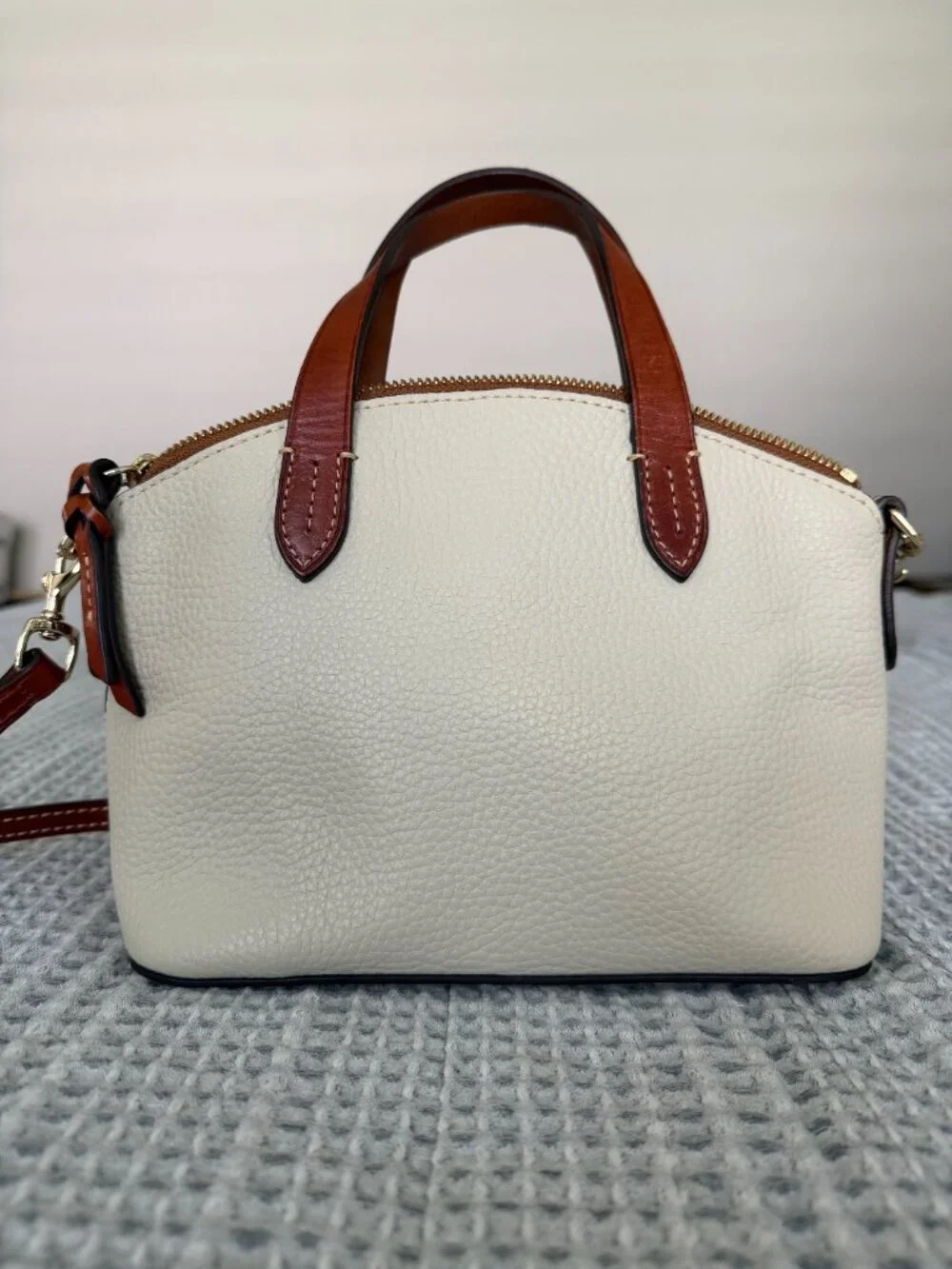 Dooney & Bourke •	zipper closure
